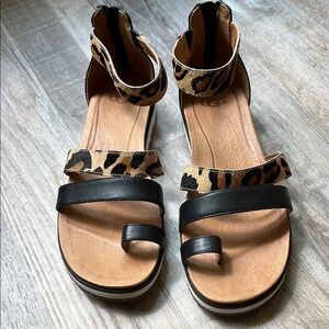 UGG Women's Black and Leopard Sandals Size 6
